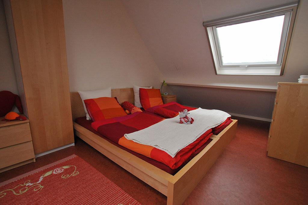 Slaapkamer met twee eenpersoonsbedden.