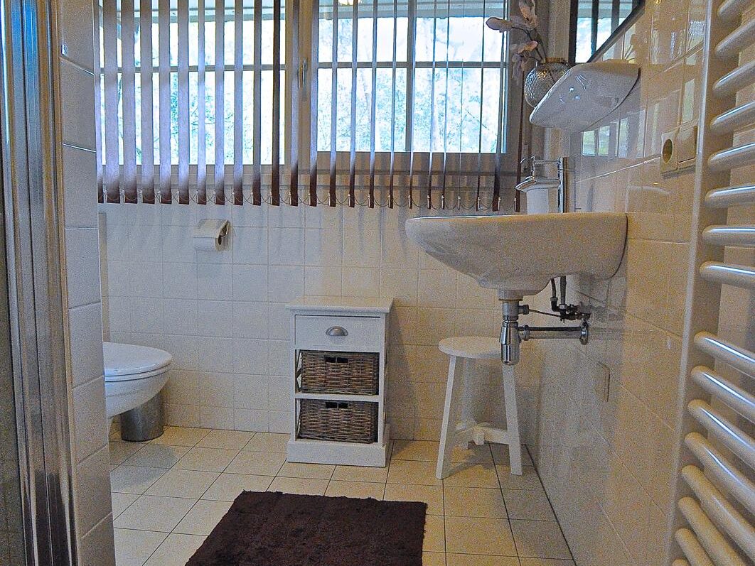 Uitzicht op een van de badkamers met wastafel.