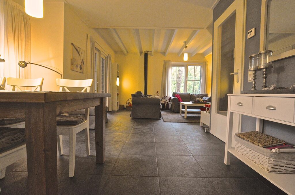 Rust in woonkamer Boshuis De Alseïden met uitzicht op de houtkachel