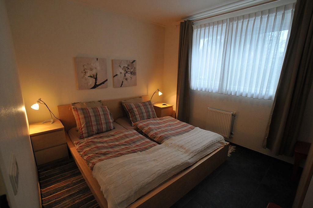 Slaapkamer met een tweepersoonsbed